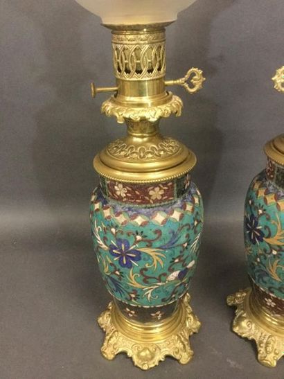 null Paire de LAMPES à pétrole de forme balustre en céramique à décor en émail cloisonnée...