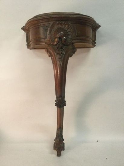 null Petite CONSOLE d'applique de style Louis XV en bois sculpté, à décor de coquille,...