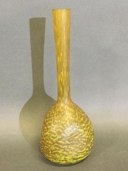 null André DELATTE (1887-1953), Vase en pâte de verre soliflore à panse triangulaire...