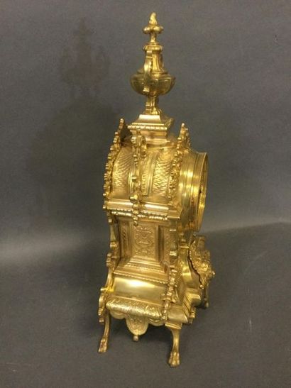 null PENDULE en bronze doré de style Louis XVI, décor ciselé de mascaron, palmettes...