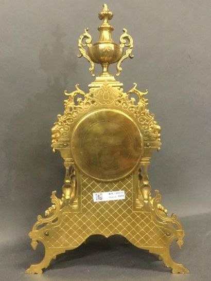null PENDULE en bronze doré de style Louis XVI, décor ciselé de mascaron, palmettes...