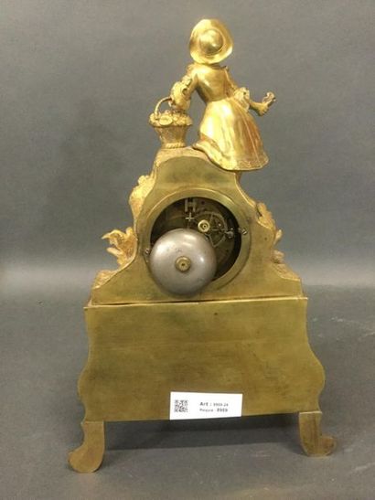 null Pendule en bronze doré et ciselé de style Charles X, décor de rinceaux et d'une...