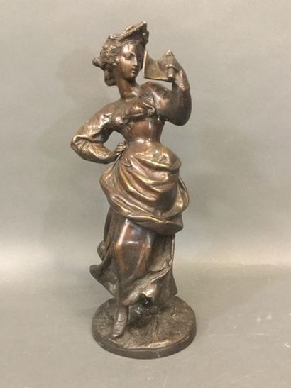 null Sculpture en bronze figurant une femme debout lisant un parchemin, H 32 cm.