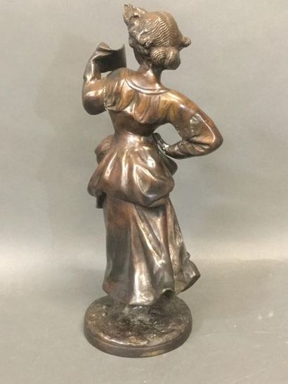 null Sculpture en bronze figurant une femme debout lisant un parchemin, H 32 cm.