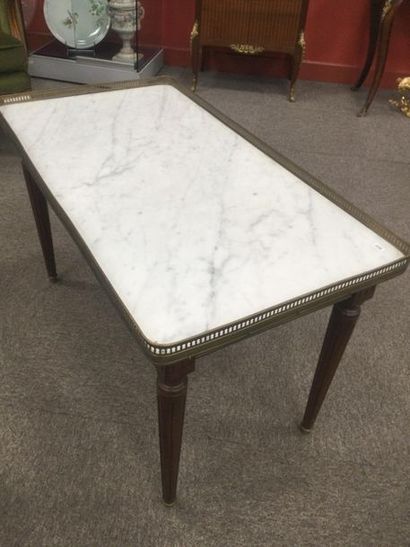 null Table basse style LOUIS XVI dessus marbre, dim. 86 x 45 cm