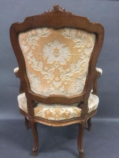 null Fauteuil cabriolet de style Louis XVI en bois naturel mouluré et sculpté, assise...