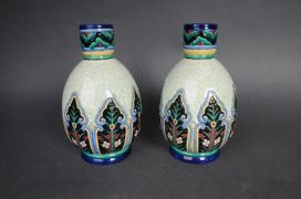 null LONGWY, Paire de vases à panse, décor émaillé dans le goût oriental H.21 cm...