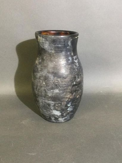 MOUGIN, Vase à décor d'émail noir moucheté,...