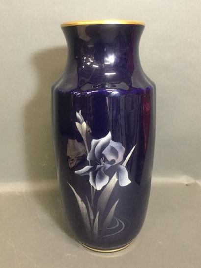 null LIMOGE, Vase bleu de four en porcelaine du Lys Royal à décor d'une fleur et...