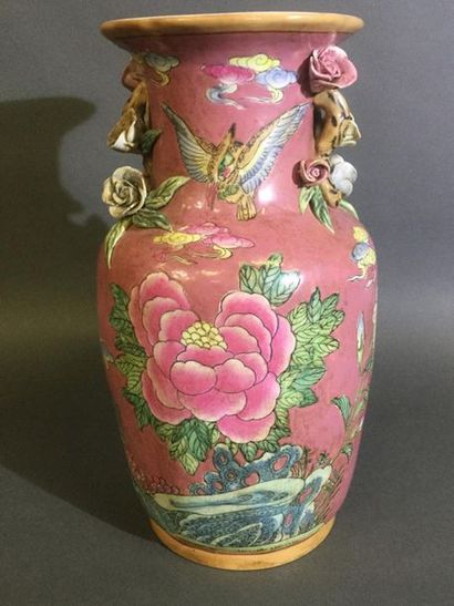 null CHINE, Vase en faïence à décor d'émail cloisonné sur fond rose de fleurs, papillons...