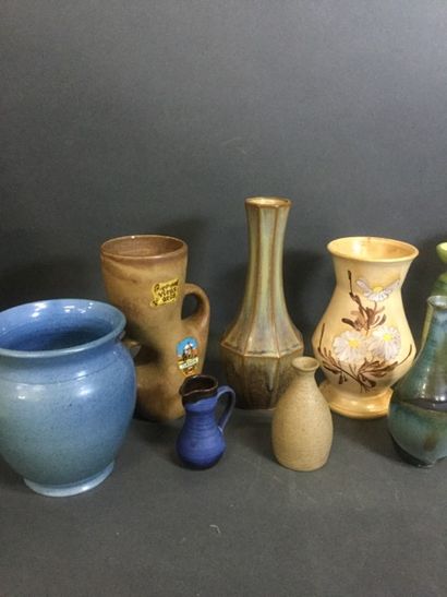 null Lot de 12 vases et pichets en céramique émaillée dont Vallauris et certains...