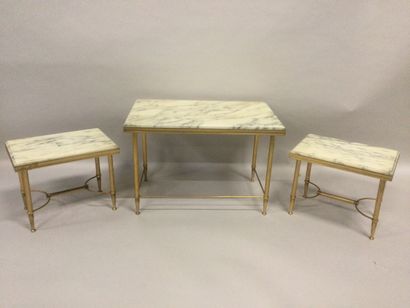 null Set of 3 small low TABLES, marble top and gilded metal base, dim 36,5 x 55 x...