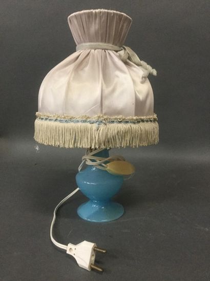 null Petite lampe de chevet en opaline bleu, H. 30 cm