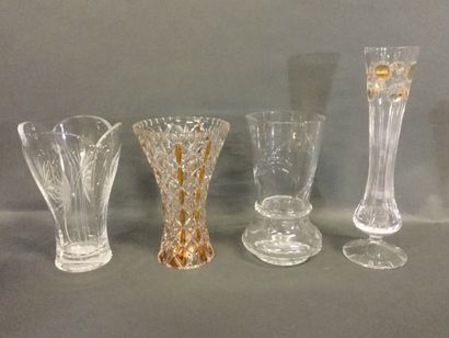 null Lot de 4 vases en cristal taillé, H. 20 et 30 cm