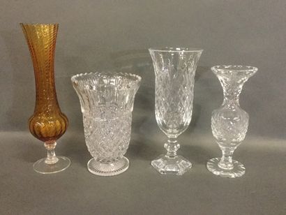 null Lot de 4 vases en verre taillé, H. de 16 à 25 cm.