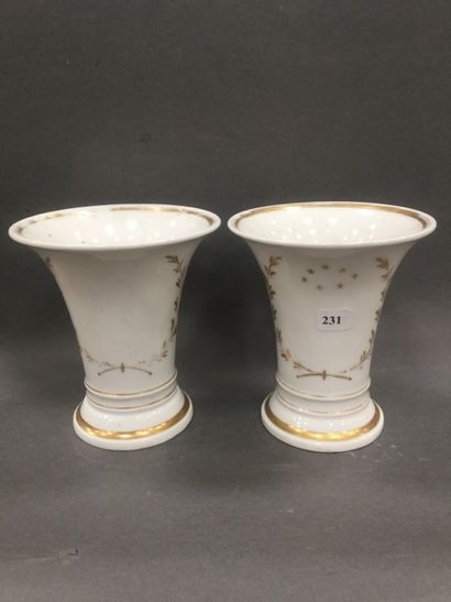 null Paire de vases cornet en porcelaine de Paris, H. 15 cm