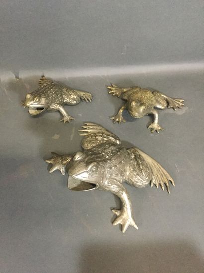 null Ensemble de 3 sculptures en métal figurant des grenouilles. H. de 12 à 7 cm