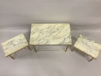 null Set of 3 small low TABLES, marble top and gilded metal base, dim 36,5 x 55 x...