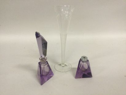 null Lot verrerie : Deux flacons cristal pourpré (manque un bouchon et accident à...