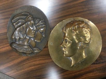 null lot 2 médaillon en bronze 15 et 14 cm