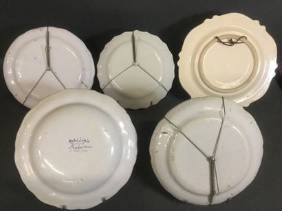 null Lot de 5 assiettes en faïence dont certaines époque XVIIIème.