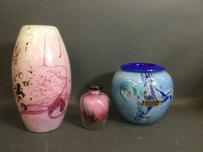 Lot de 3 vases comprenant 2 vase de la verrerie...