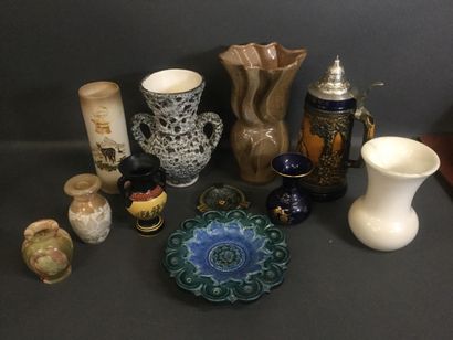  Lot de 11 pièces comprenant : Une chope, H. 29 cm - 5 vases en céramique, H. de...