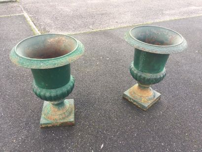 null pair of cast iron MEDICIUM VASES H 67 cm (accident)