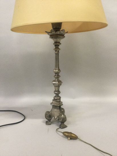 null Lot de 2 LAMPES : Une lampe de salon pied métal laqué, H. 149 cm et une lampe...