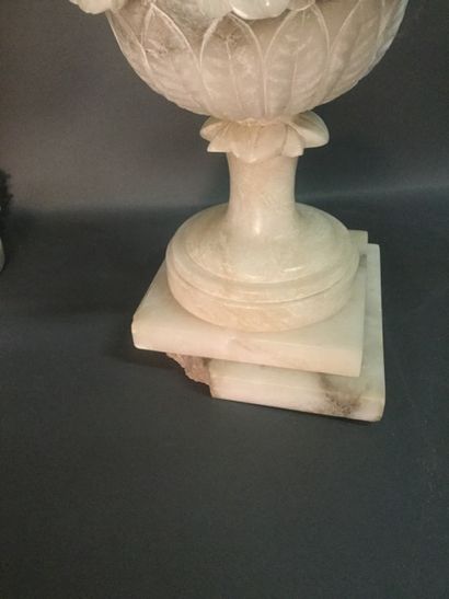 null Ensemble de deux vases en albâtre montés en lampe, H. 49 et 51 cm. (un accidenté...