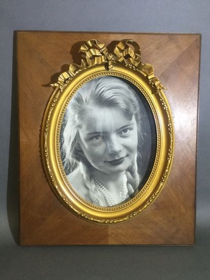 null Cadre photo ovale en bois sculpté et doré, dim. 40 x 30 cm - On joint une reproduction...