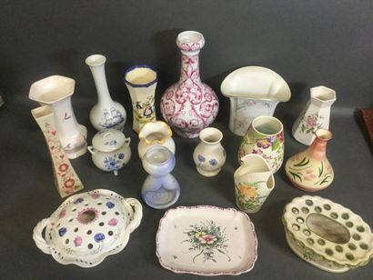 null Lot de 17 pièces en faïence et porcelaine : Porcelaine de Monaco, Gien, Moustiers,...