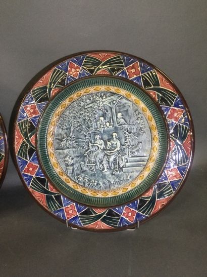 null Deux grands PLATS en faience polychrome: un à décor d'une scène galante à l'antique,...