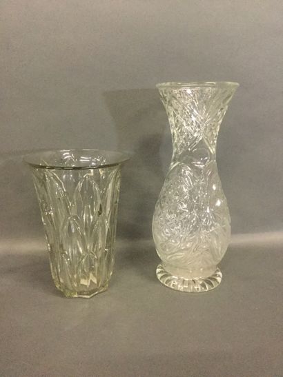 null Deux vases en verre taillé, H. 35 cm et 23 cm