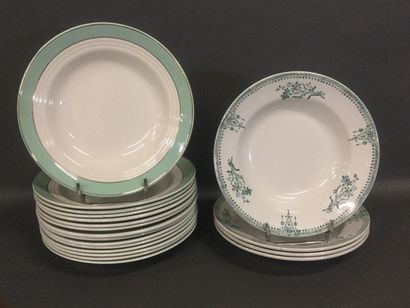 null Lot de 15 assiettes en faïence à bords verts et à liserés dorés (usure du décor)....