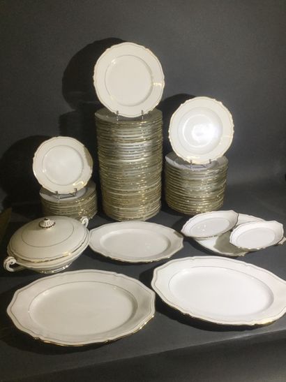 null LIMOGES, Service en porcelaine blanche à décor de filets et bordures dorées...