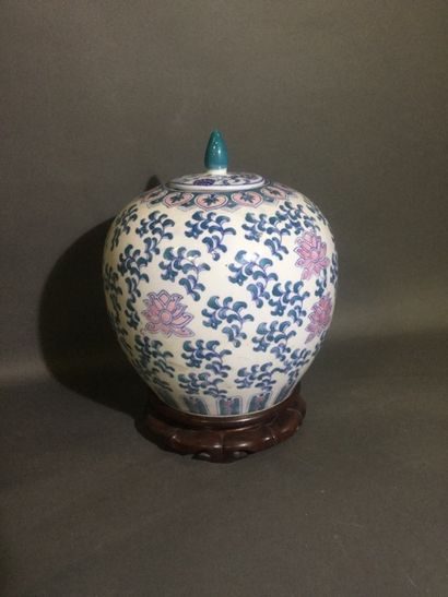 null CHINE, Pot à thé couvert en porcelaine sur socle en bois à décor de motifs fleuris...