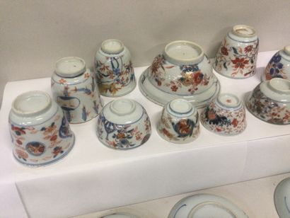 null IMARI, XVIIIème et XIXème siècle, Ensemble de pièces en porcelaine à décor polychromes...