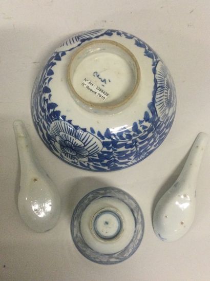 null Porcelaine de Chine "bleu de Hue", lot comprenant : Un Sorbet, XVIIIème, un...