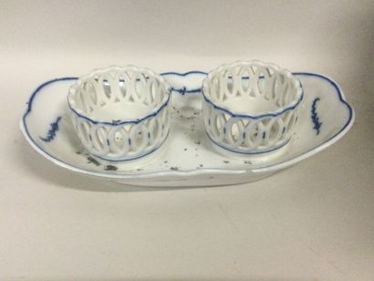 null MEISSEN, porte Huilier-vinaigrier en porcelaine dure, décor brindille en bleu...