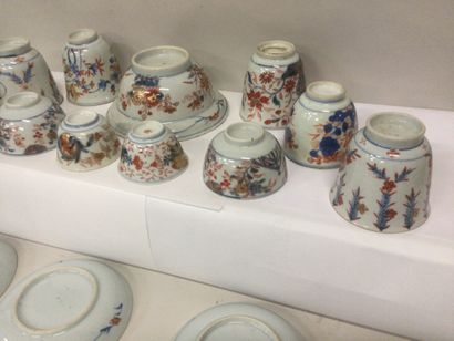 null IMARI, XVIIIème et XIXème siècle, Ensemble de pièces en porcelaine à décor polychromes...