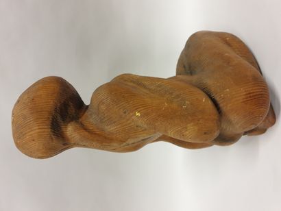 null Artiste du XXème, Sculpture en bois naturel représentant une femme nue stylisée...