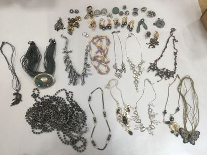 null Lot de bijoux fantaisies gris : colliers, boucles d’oreilles dont clips, broches...