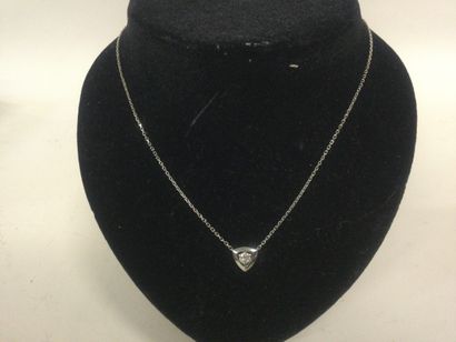 null MAUBOUSSIN: Collier en or gris 18K ornée d'un pendentif serti d'un diamant taille...