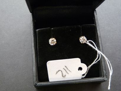 null Paire de clous d'oreilles en or jaune 18K (750/oo) agrémentés de diamants taille...