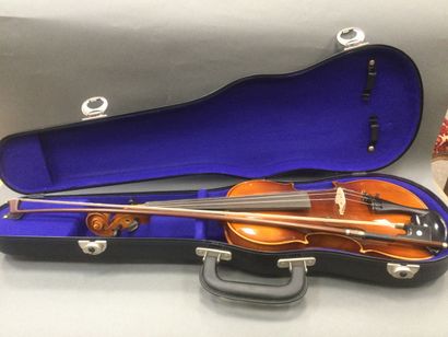 null VIOLON 3/4 de marque KARL HOFNER, L. 56 cm, avec son archet et son étui. Ensemble...