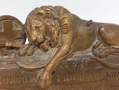 null Belle SCULPTURE en bois d'après le Lion de Lucerne (SUISSE) et figurant la devise...