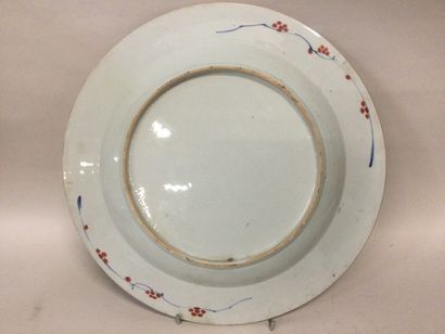 null IMARI, fin XVIIIème / début XIXème, Grand PLAT en porcelaine à décors polychromes...