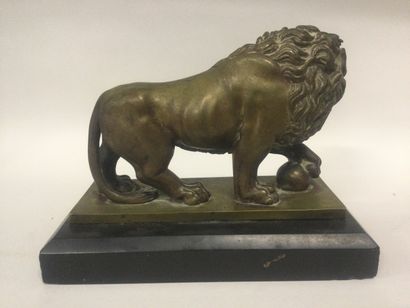 null SCULPTURE en bronze figurant un Lion Médicis, reposant sur un socle en marbre...