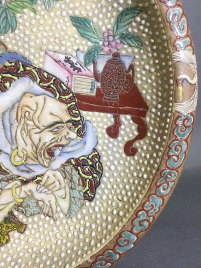 null SATSUMA, Japon, COUPE sur talon en céramique à décor d'émail cloisonné d'une...